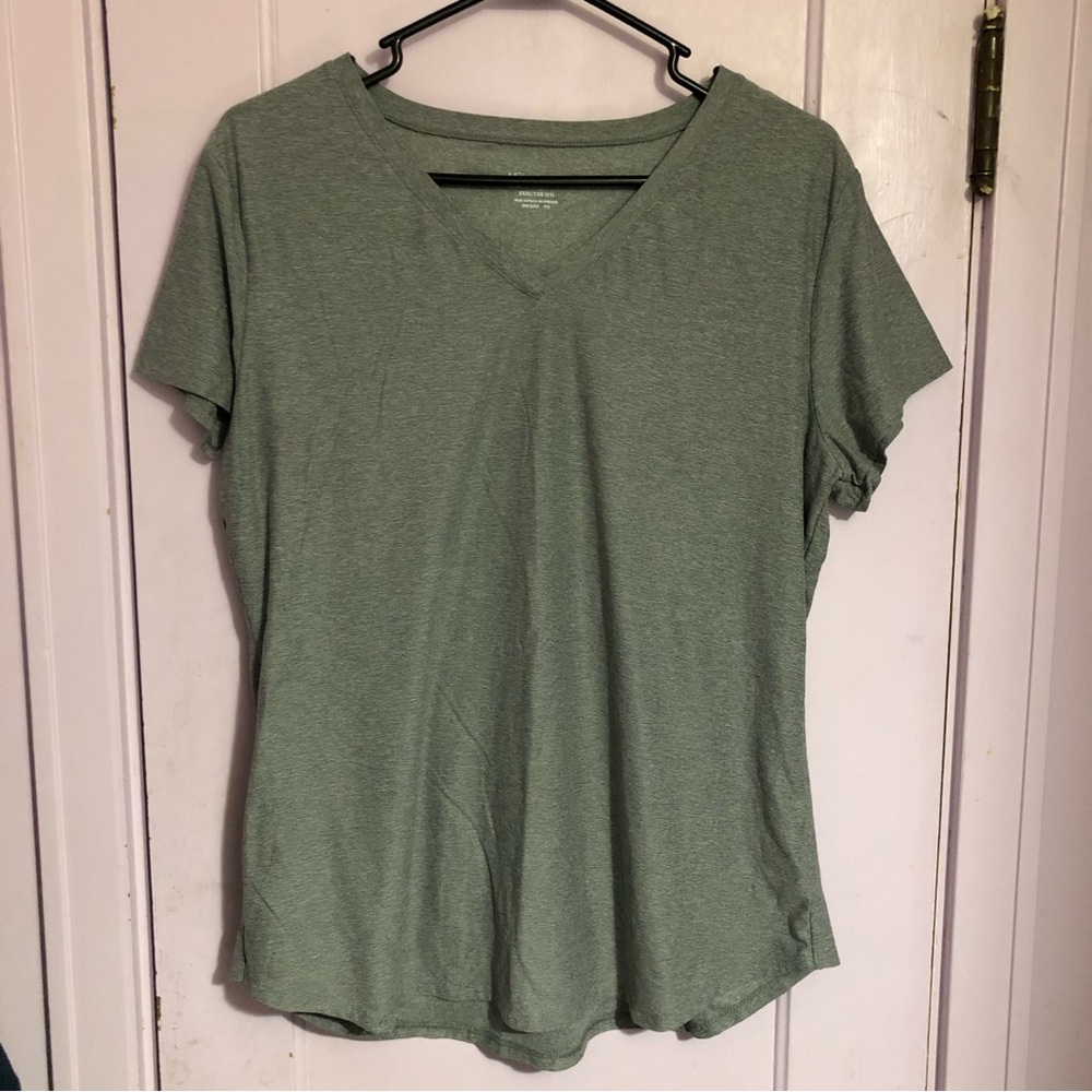 No Boundaries grey v-neck shirt